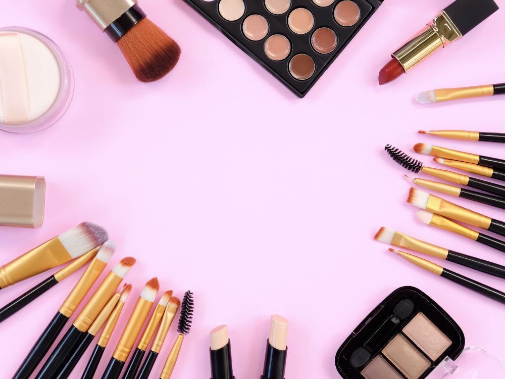 itens de maquiagem básico
foto de pinceis , batom, paleta de sombras