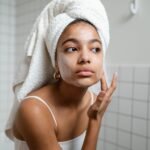 Rotina-de-Skincare-para-Pele-Oleosa-Produtos-Essenciais foto: mulher hidratando o rosto