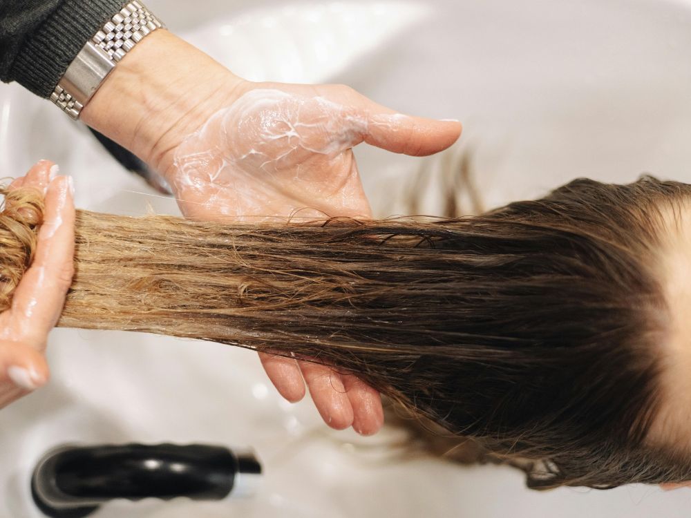 kit de cronograma capilar profissional: top 7 tratamentos!
foto: mulher tratando o cabelo no salão