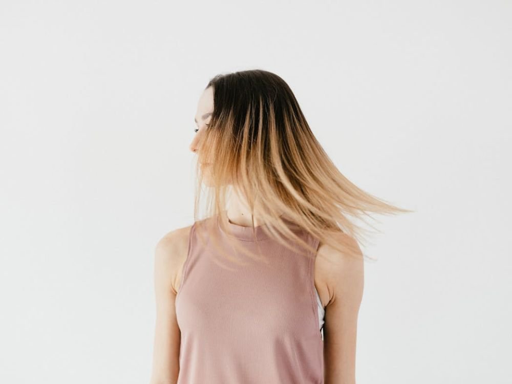 Melhores-Mascaras-para-Cabelo-Fino-Top-5-que-Encorpam mulher imagem de uma mulher com cabelo fino