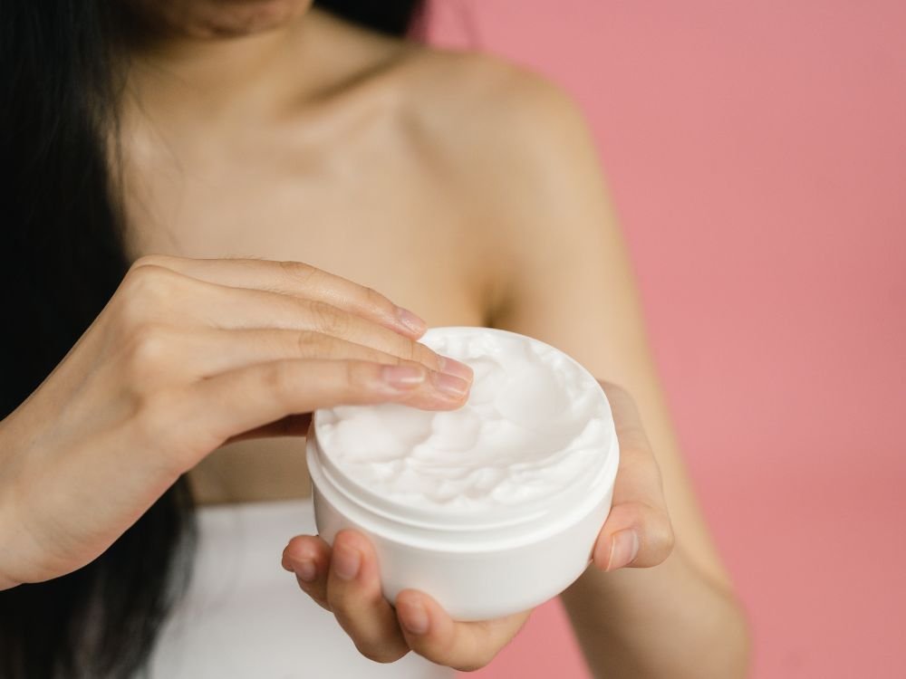 Creme Corporal Eudora:
imagem: mulher passando creme corporal